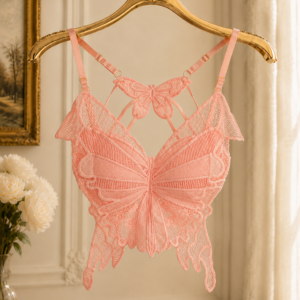 Butterfly Blush Top – różowy koronkowy top z motylem